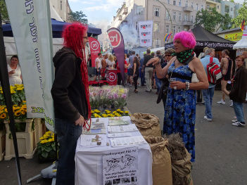 Foto von Steffen, der einem Besucher etwas erklrt