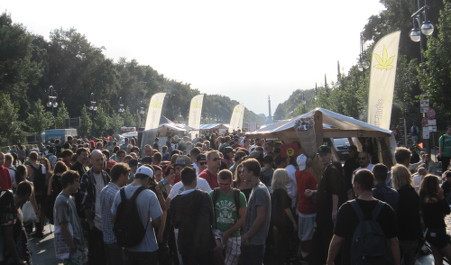 Foto vom Markt der Mglichkeiten auf der Schlusskundgebung mit Menschenmassen