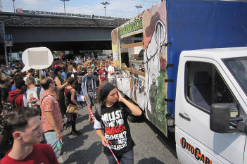 Foto von Ordnern am Paradewagen whrend des Umzugs