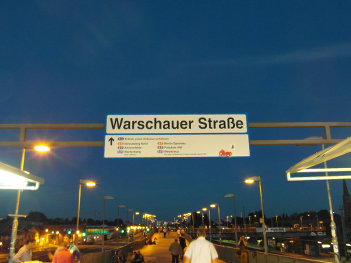 Foto des Eingangs zum S-Bahnhof auf der Warschauer Brücke in Berlin