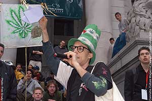 David Malmo-Levine ruft die Masse auf zur Demonstration mit seiner traditionellen 'Stoned Cat in the hat'