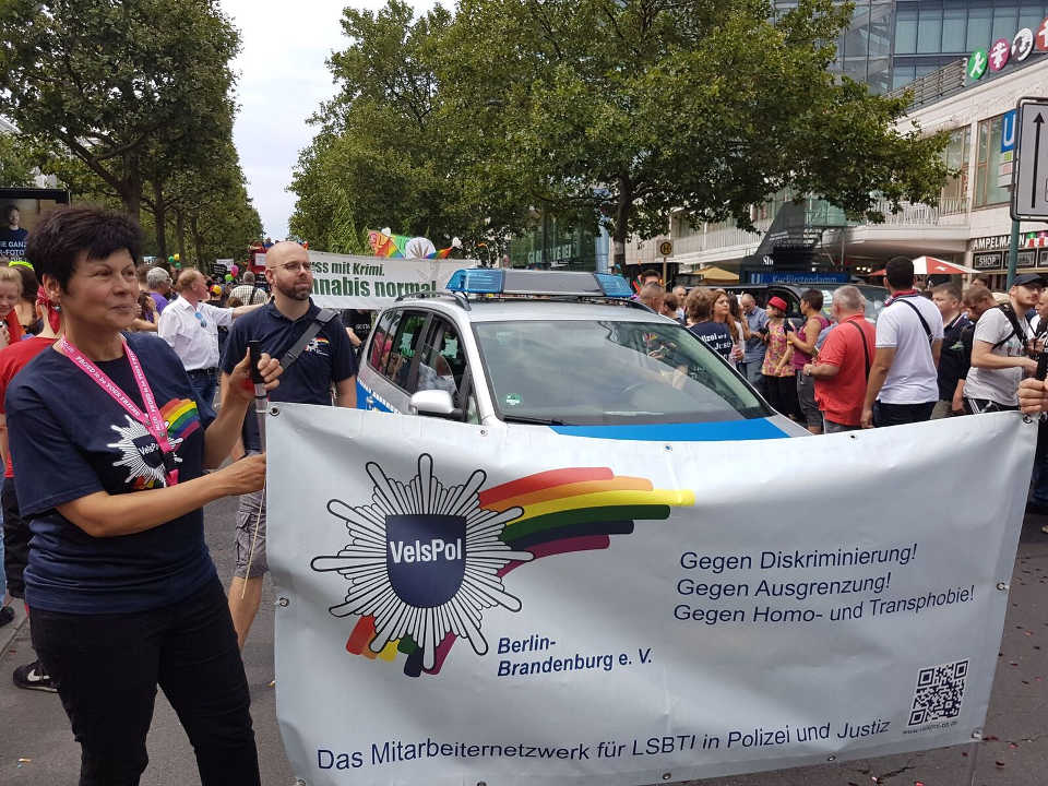 CSD 2017 Fußgruppe der Hänflinge (Hanf Museum, Hanfparade, Deutscher Hanfverband) platzierte sich direkt hinter Polizei und Justiz 