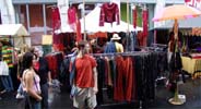 Marktstand mit Hanfkleidung