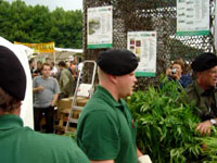Hanfparade2006 - Polizisten schneiden Hanfpflanzen ab - Video 3