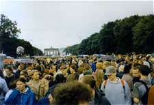 Hanfparade 1998 - Blick von der Bühne zum Brandenburger Tor