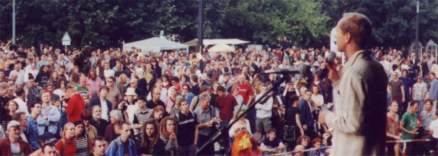 Alan Dronckers spricht auf der Schlusskundgebung der Hanfparade 2001