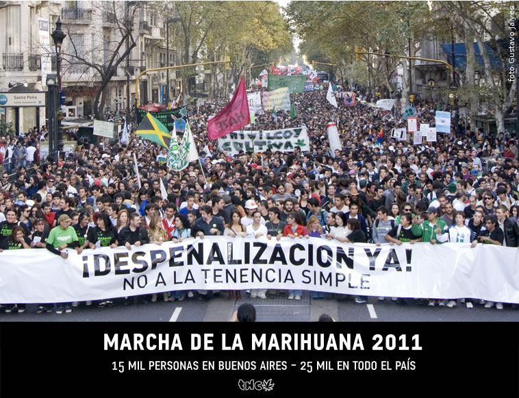 Foto vom Global Marijuana March 2011 in Buenos Aires, Argentinien, mit dem Leittranspi mit der Aufschrift "Despenalizacion ya! No a la tenencia simple"