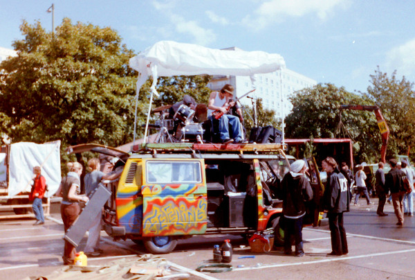 Bunt bemalter Hippie-Bus als Paradewagen mit Musikbühne auf dem Dach, fotografiert bei der Hanfparade 1998 in Berlin