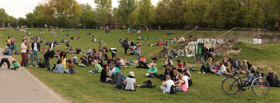 Panorama-Foto im Görlitzer Park gegen Ende der Veranstaltung