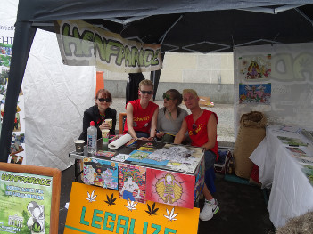 Foto vom Hanfinfostand auf dem Lesbisch-Schwulen Stadtfest