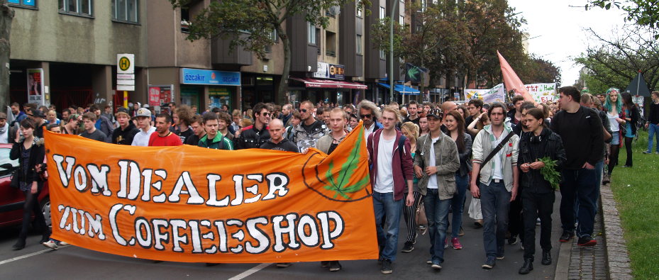 Foto des Demonstrationszugs auf der Straße mit Frontbanner