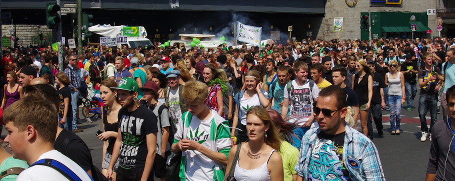 Foto der Hanfparade 2013 beim Start der Demo am Bahnhof Zoo