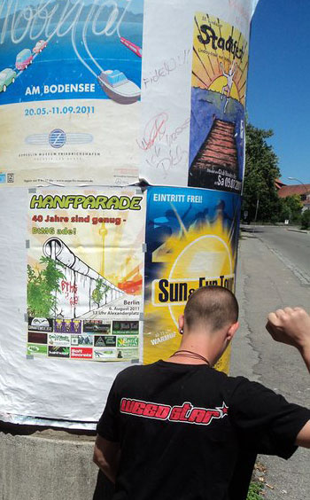 Poster der Hanfparade 2011 an einer Littfasssäule