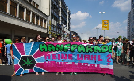 Foto des Fronttransparentes an der Spitze des Demonstrationszugs