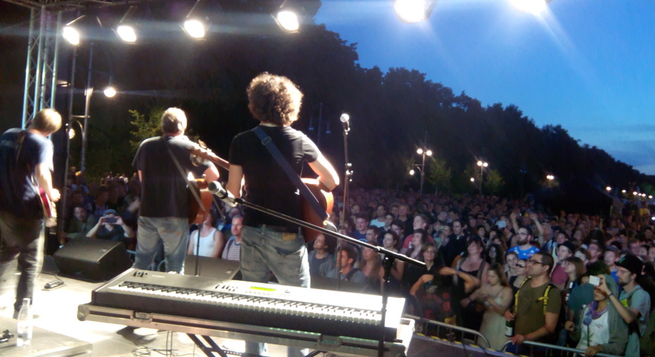 Foto mit Sicht vonn der Bühne der Hanfparade 2014 abends