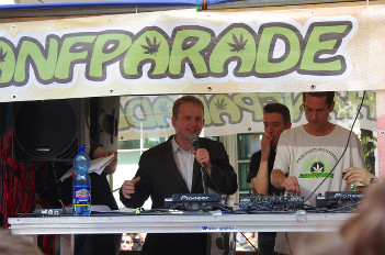 Foto von Maximiliam Plenert bei einer Rede auf dem Hanfparade-Wagen 2014