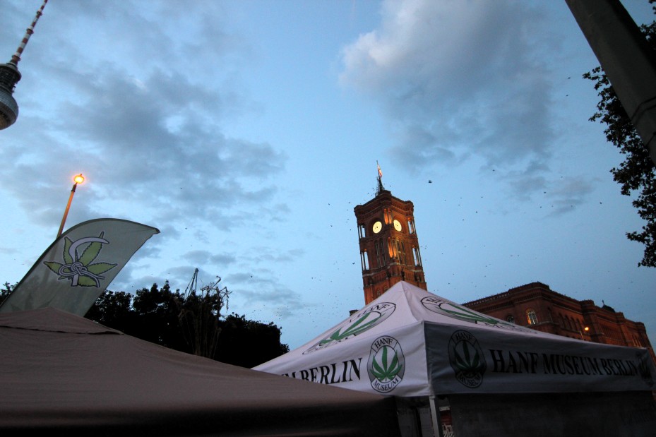 Foto vom Stand des Hanf Museums vor dem Roten Rathaus von Berlin auf der Hanfparade 2016