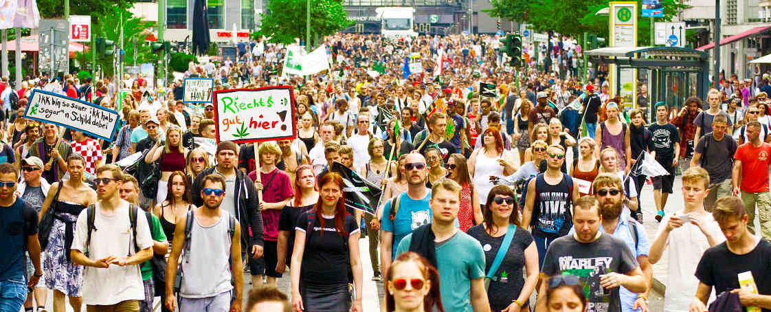 Der Demonstrationszug kurz hinter dem Bahnhof Friedrichstraße