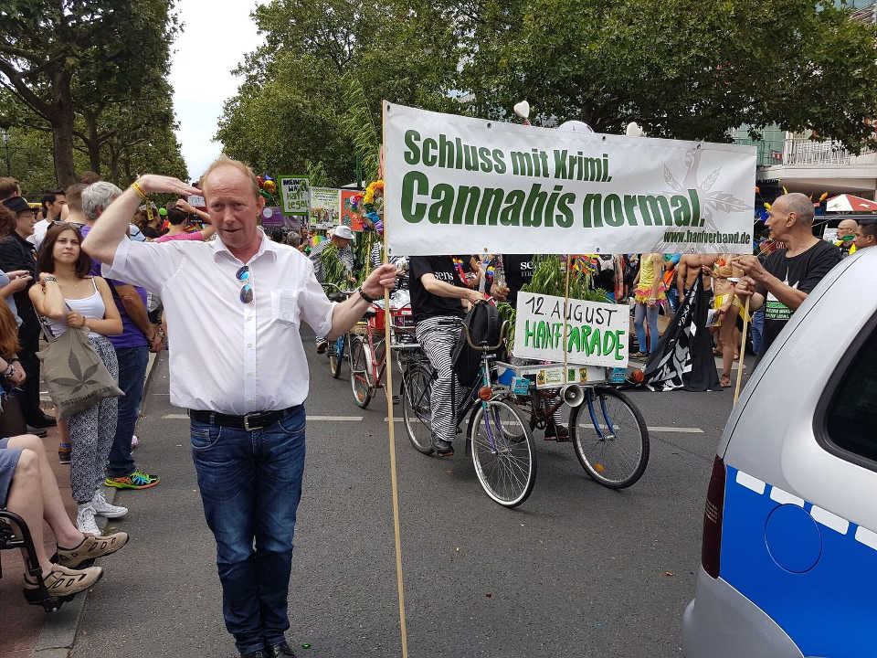 CSD 2017 Fußgruppe der Hänflinge (Hanf Museum, Hanfparade, Deutscher Hanfverband) mit Frontbanner direkt hinter Polizeiauto 