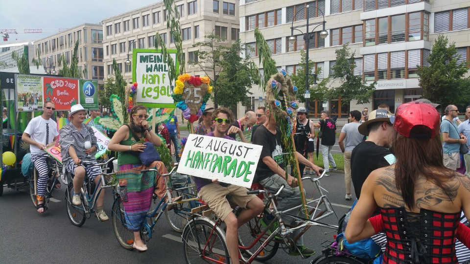 CSD 2017 Fußgruppe der Hänflinge (Hanf Museum, Hanfparade, Deutscher Hanfverband) auf dem Langfahrrad für zehn Personen mit Hanfblatt hinter Gitter auf dem Anhänger 