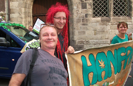 Foto von Steffen Geyer, Günter Weiglein und Marion mit dem Hanfparade-Banner vor dem Demowagen