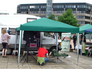 Foto vom Demo-Pavillon der IACM in Bonn mit Dr. Franjo Grotenhermen