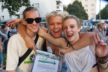 Da sich unter den Paradeteilnehmern auch viele Cannabiskonsumenten bzw. -patienten befanden, konnte die Hanfparade viele Unterschriften sammeln. Foto beim Sammeln von Unterschriften mit Fuckparade-Teilnehmerinnen