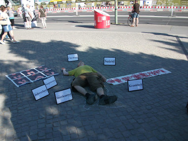 Ein „Drogentoter“ mitten in Berlin – noch viel mehr Fotos im Facebook-Fotoalbum (klicken) Foto einer „Leiche“ mit Transpis und Schildern bei einer der Straßenaktionen