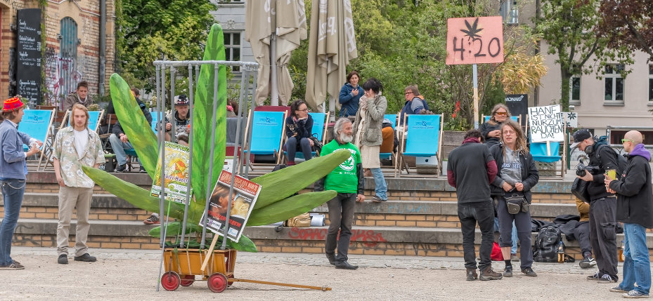 Foto vom Menschen mit einer Hanfblattplastik im Käfig