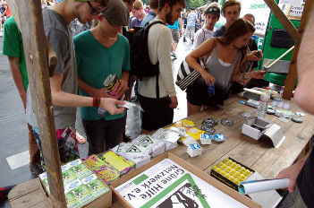 Foto von der Hanfparade 2014: Einer der zahlreichen Infostände auf der Abschlusskundgebung (hier: Grüne Hilfe Netzwerk e.V.)