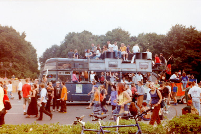 Paradewagen auf der Hanfparade 1997 - Kunterbunter Doppeldecker-Bus