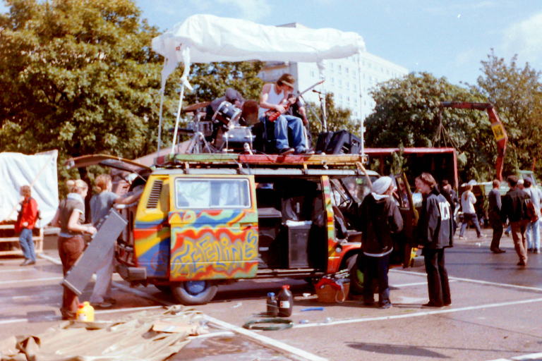 Archivfoto: Paradewagen auf der Hanfparade 1998 (von Nicole auf der Mauer) Paradewagen auf der Hanfparade 1998 - VW-Bus mit Live-Band auf dem Dach