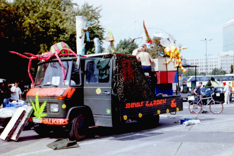 Archivfoto: Paradewagen auf der Hanfparade 1999 (von Nicole auf der Mauer) Paradewagen auf der Hanfparade 1999 - Bunt dekorierter Klein-LKW