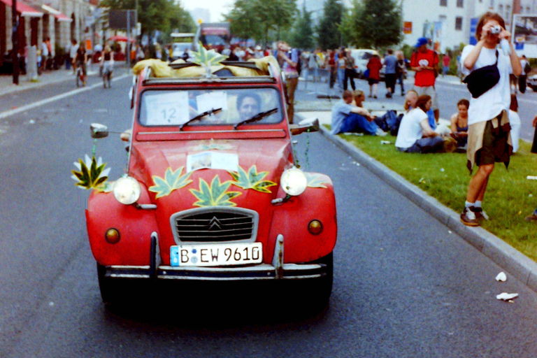 Archivfoto: Paradewagen auf der Hanfparade 2002 (von Nicole auf der Mauer) Paradewagen auf der Hanfparade 2002 - Ein PKW Typ Citroën 2CV4 (Ente) mit Hanfblattdeko