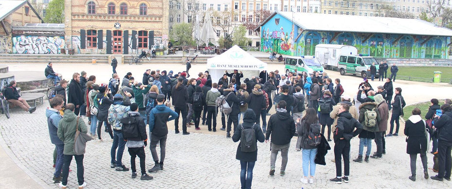 Gemeinsamer Infostand vom DHV, vom Hanf Museum und von der Hanfparade 4-20-Aktion 2017 im Görlitzer Park in Berlin