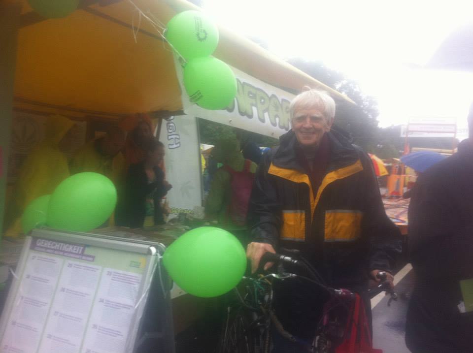 Foto von Christian Ströbele am Hanfparade-Stand auf dem Umweltfestival Berlin 2013