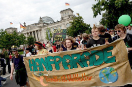 Hanfparade 2010 – Demonstrationszug mit dem Leittransparent „Cannabis ist (Welt)Kultur“ vor dem Reichstag in Berlin