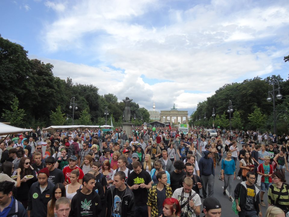Ankunft der Hanfparade 2012 am Brandenburger Tor / Strasse des 17. Juni