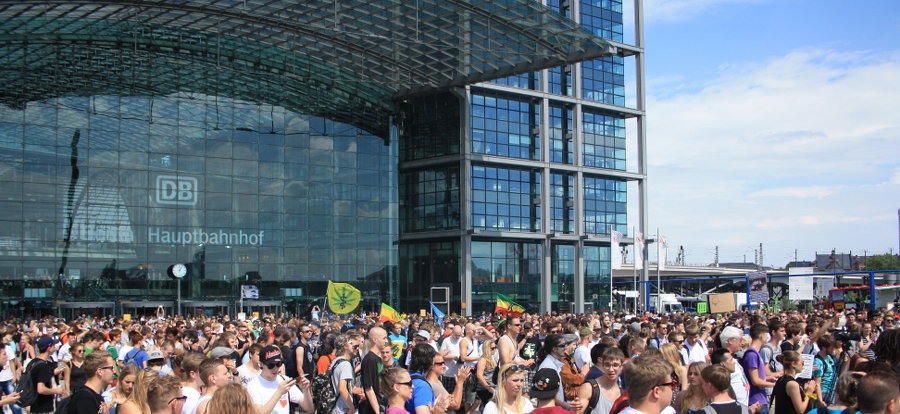 Foto von der Hanfparade am Hauptbahnhof in Berlin, wo wir uns treffen