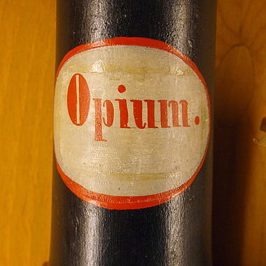Apothekergefäss für Opium, Wikipedia, Author Bullenwächter