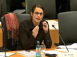 Foto von Dr. Nicole Krumdiek von der Universität Bremen bei der Anhörung im Bundestag zum Thema Cannabis.