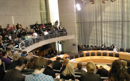 Foto mit Blick von der Zuschauertribüne bei der Anhörung im Bundestag