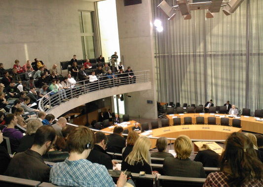 Foto mit Blick von der Zuschauertribüne bei der Anhörung im Bundestag