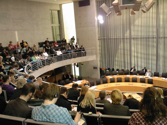 Foto mit Blick von der Zuschauertribüne bei der Anhörung im Bundestag