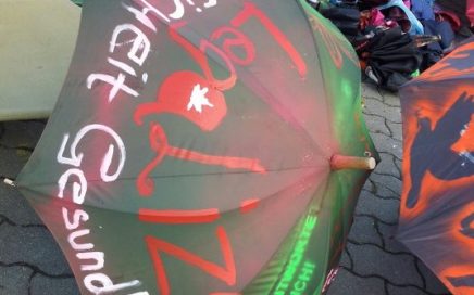 Foto von der Regenschirmaktion auf dem Alexanderplatz zur Hanfparade 2012