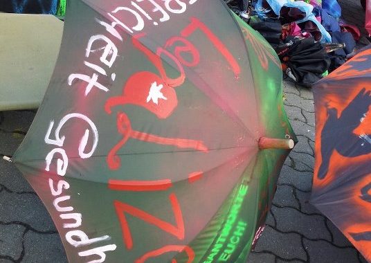 Foto von der Regenschirmaktion auf dem Alexanderplatz zur Hanfparade 2012