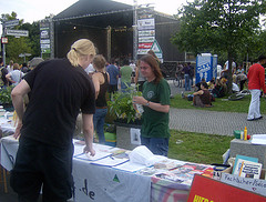 Foto der Hanfparade 2011: Bühne und Infostände