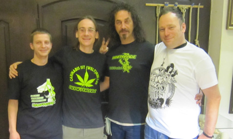 Foto von 4 Hanfparade-Tshirts präsentiert von Mitgliedern des Orga-Teams