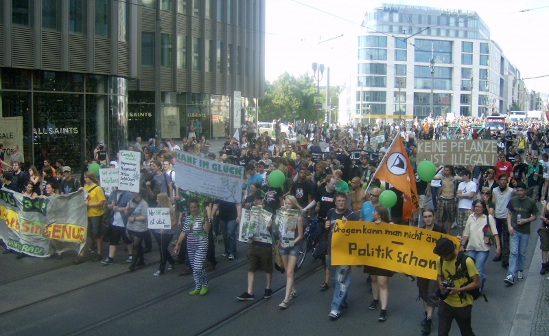 Foto der Hanfparade 2011 mit dem Frontbanner „40 Jahre sind genug - BtMG ade!“ auf der Friedrichstraße