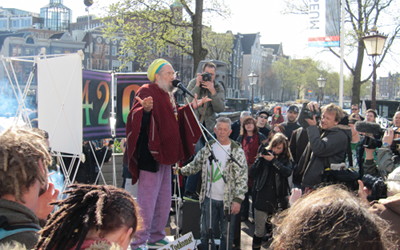 Foto auf die Bühne beim 420 Smoke-Out, Rede des holländischen Samenzüchters Soma